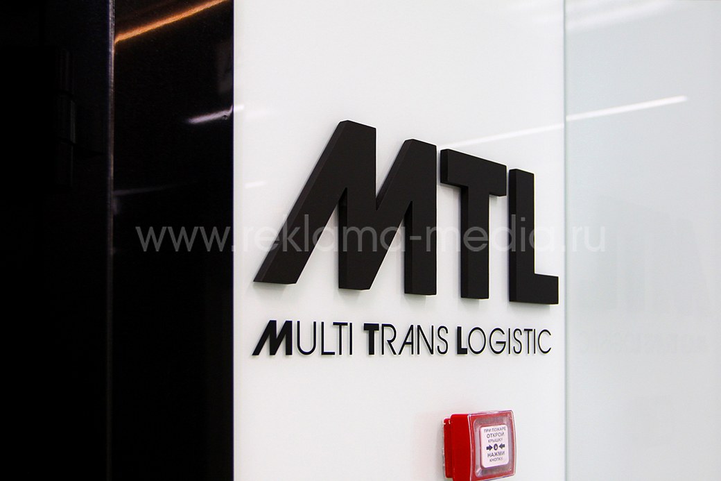 Микро вывеска в виде логотипа компании в лифтовой зоне здания