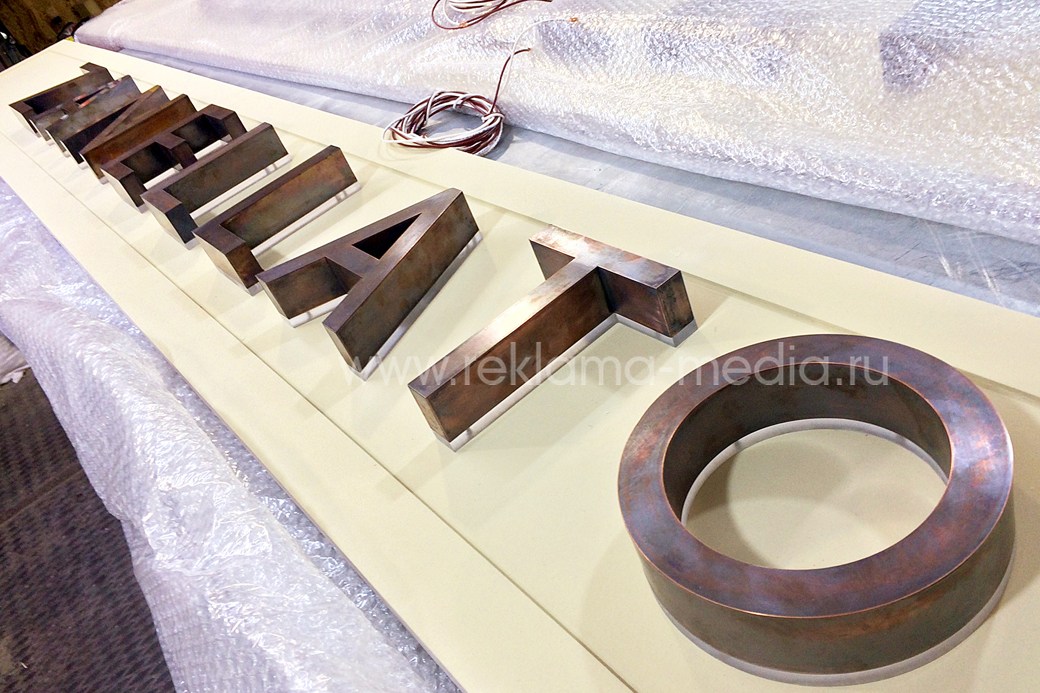 Двухслойные буквы из металла и стекла для бутика итальянского бренда Zanellato